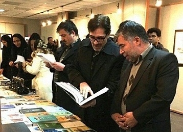 نمایشگاه-پیروزی-انقلاب-در-آئینه-مطبوعات-در-زنجان-آغاز-به-کار-کرد-ارائه-2-هزار-عنوان-کتاب-در-نمایشگاه-دهه-فجر