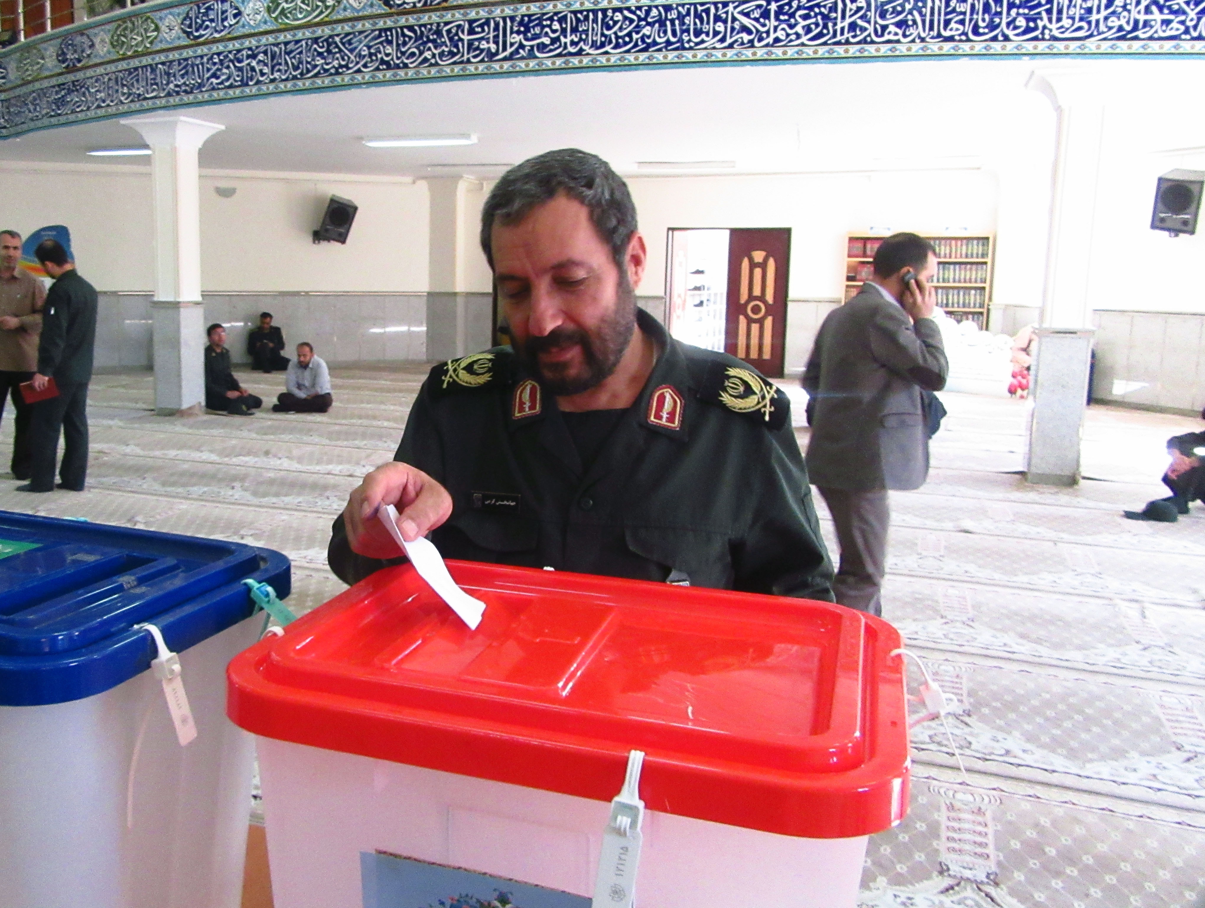 ملت-ایران-با-حضور-در-پای-صندوق‌های-رای-پیام-پشتیبانی-از-نظام-را-به-جهانیان-مخابره-می‌کنند