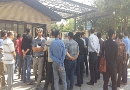 تجمع-80-کارگر-اخراجی-روغن-نباتی-جهان-مقابل-استانداری-زنجان-کارگرانی-که-بعد-از-5-ماه-خانهنشینی-قید-جهان-را-زدند