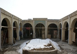 بنای-150-ساله-در-بازار-زنجان-تبدیل-به-پارکینگ-شد-اوج-نوآوری-های-تزئینی-دوره-قاجار-در-سرای-شامی-زنجان