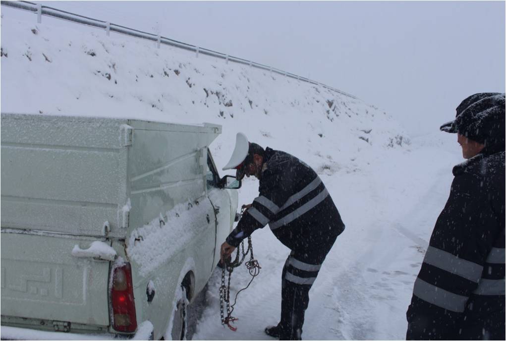 امداد رساني پليس در خودروهاي گرفتار شده در برف در زنجان