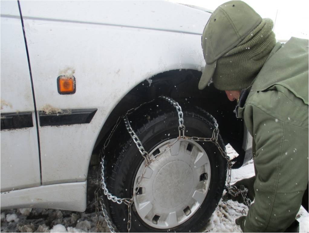 امداد رساني پليس در خودروهاي گرفتار شده در برف در زنجان