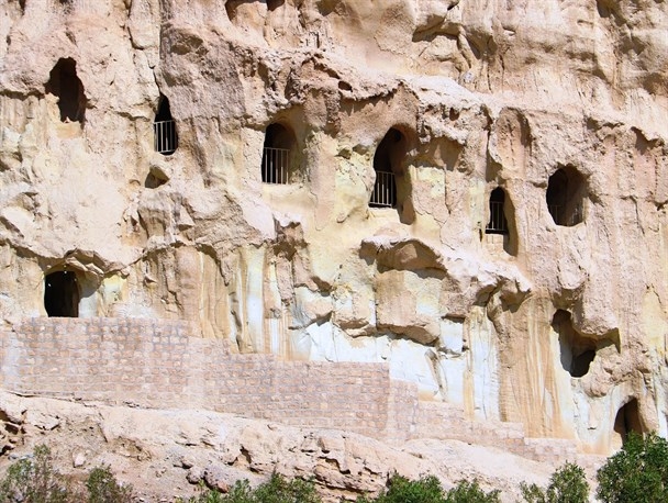 غارهای-تاریخی-خوربس-در-بزرگترین-جزیره-ایرانی