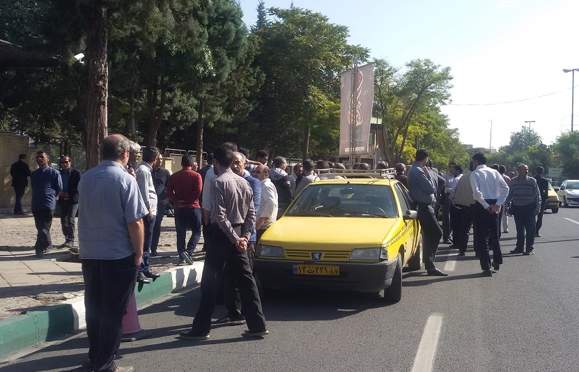 تجمع-اعتراضی-تاکسیرانان-به-فعالیت-تاکسی-های-اینترنتی-در-زنجان+-تصاویر