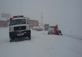 هلال-احمر-زنجان-به-610-نفر-در-برف-و-کولاک-امدادرسانی-کرد