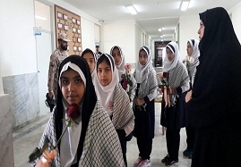 از-اهدای-گل-توسط-دانش-آموزان-به-کارکنان-سپاه-تا-تاکید-بر-کمک-به-خوزستان