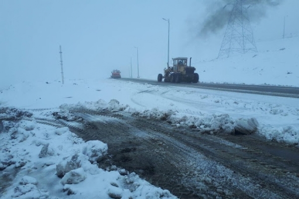 بارش-برف-و-کولاک-تعدادی-از-راه-های-زنجان-را-مسدود-کرد