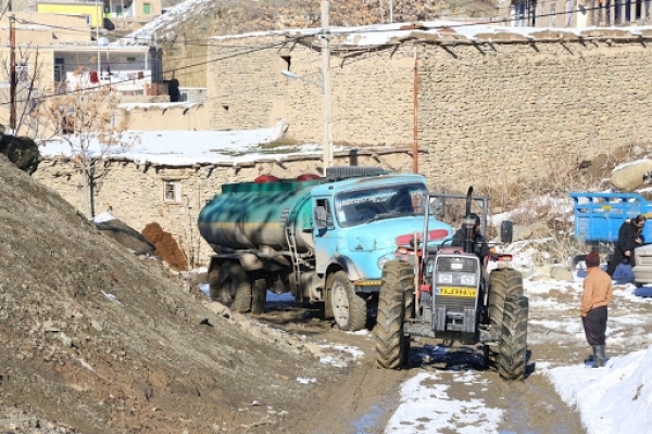 مسدودی-راه‌ها-روند-سوخت‌رسانی-به-روستاها-را-کند-کرده-است