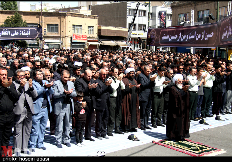 نماز ظهر عاشورا طبق یک سنت دیرینه با حضور جمع کثیری از عزاداران حسینی در زنجان برپا شد.