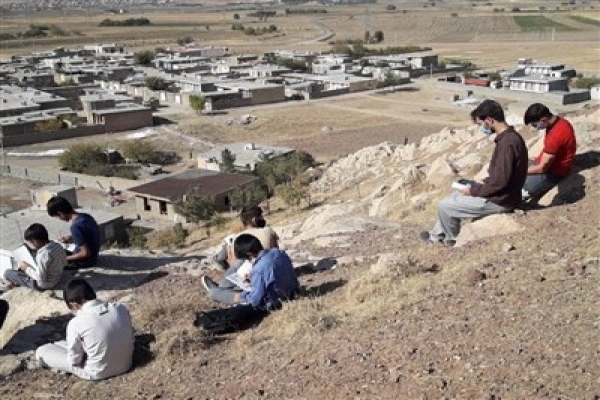 مشکل-اینترنت-روستاهای-استان-زنجان-حل-نشد-قولهای-بر-زمین-مانده-آذری-جهرمی-دانشآموزان-زنجانی-را-بالای-کوه-برد