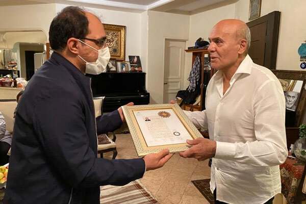 جمشید-هاشمپور-نشان-درجه-یک-هنری-گرفت