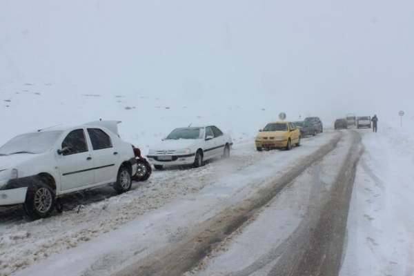 تردد-در-محورهای-مواصلاتی-استان-زنجان-با-زنجیر-چرخ-امکانپذیر-است-آمادگی-کامل-پلیس-راه-استان-زنجان-برای-امداد-رسانی-به-در-راه-ماندگان