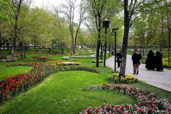 تامین-روشنایی-و-نصب-تجهیزات-در-پارکهای-شهر-زنجان-به-مرور-انجام-میشود
