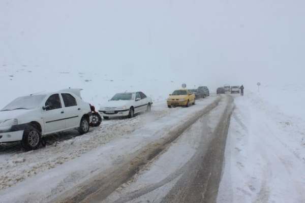 محور-قیدار--ابهر-به-دلیل-کولاک-برف-مسدود-شد-تردد-در-محورهای-کوهستانی-با-زنجیر-چرخ-امکانپذیر-است