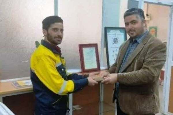 پستچی-امانتدار-کیف-حاوی-طلا-و-پول-را-به-صاحبش-برگرداند