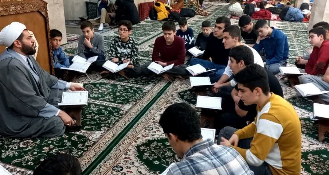 آیین-معنوی-اعتکاف-با-حضور-پرشور-دهه-هشتادیها-در-ابهر