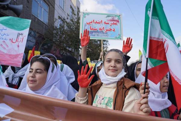 حضور-دهه-هشتادیها-در-راهپیمایی-روز-۱۳-آبان-