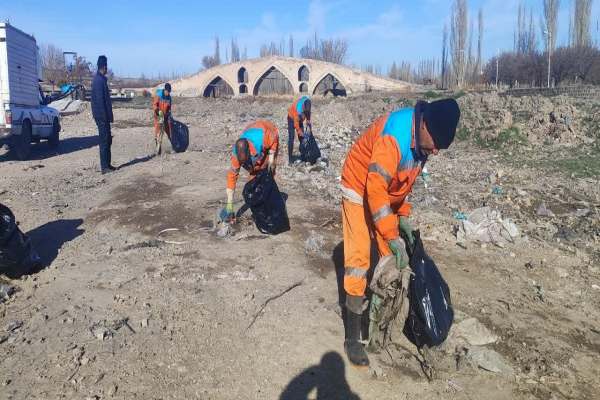حاشیه-زنجانرود-و-محل-پلهای-تاریخی-با-جمعآوری-یک-تن-زباله-پاکسازی-شد+عکس