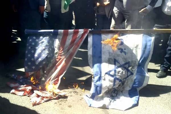 پرچم-رژیم-منحوس-صهیونیستی-و-آمریکا-در-زنجان-به-آتش-کشید-شد+-فیلم