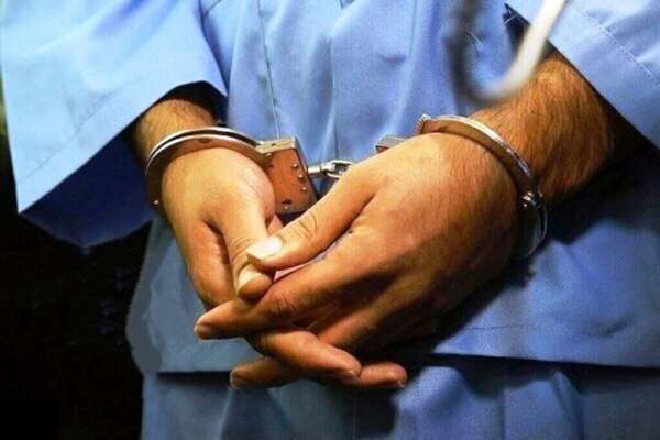 دستبند-پليس-بر-دست-سارق-حرفهای-باطری-خودرو-