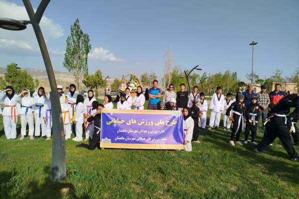 همایش-پیاده-روی-خانوادگی-در-شهر-دندی+-تصاویر