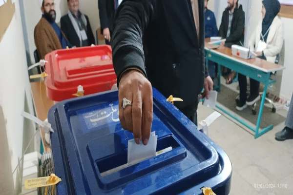عدم-حضور-در-انتخابات،-همراهی-با-دشمن-است