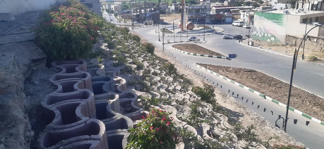 نصب-فلاورباکس-جهت-زیباسازی-فضای-شهر-دندی