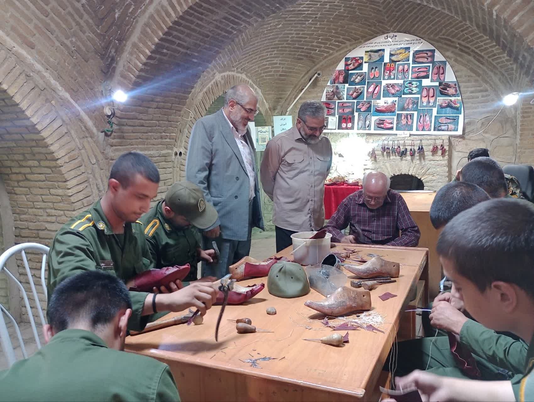 فراگیری-هنر-صنایعدستی-توسط-سربازان-زنجانی-