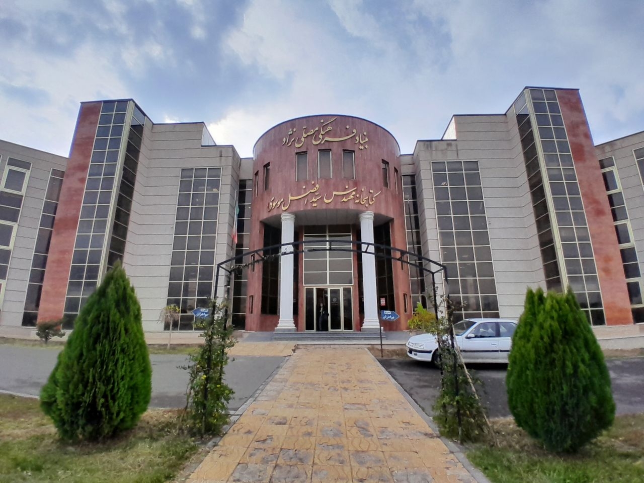 گذری-در-کتابخانه-هدهد-سفید-زنجان