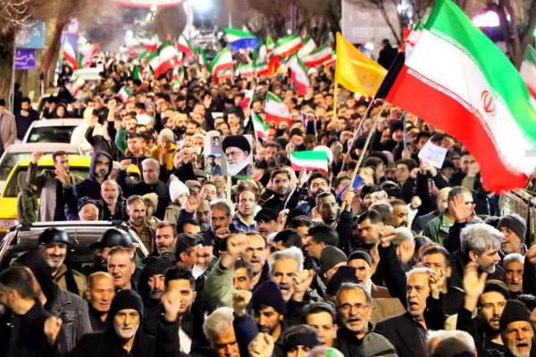 تنگه-احد-امروز-کف-خیابان‌ها-است