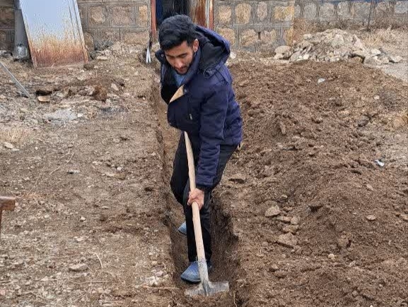 معلم-ماهنشانی-مدرسه-امید-ساخت