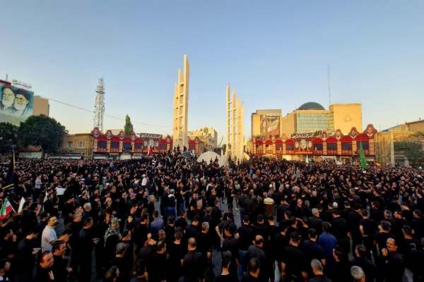 ملت-ایران-همچون-کوه-پشت-رهبریاند