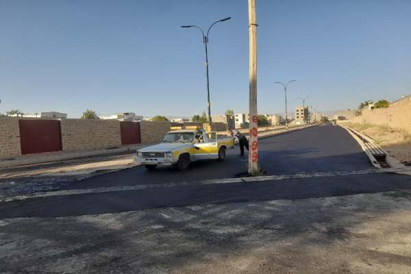 آسفالت-تازه-تیر-برق-کهنه-در-مسیر!