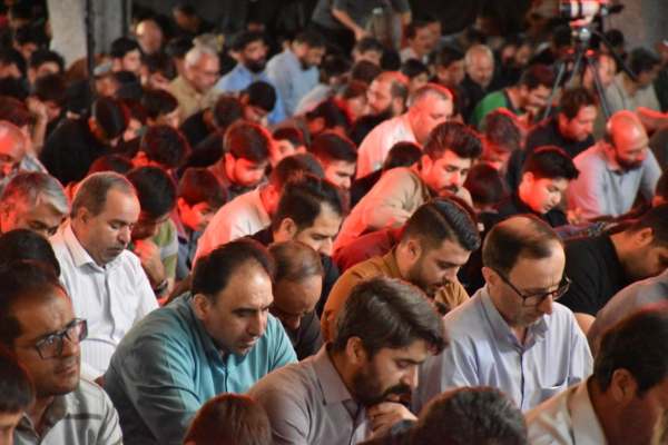 نیایش-عاشقانه-زنجانی‌ها-در-جوار-مزار-شهدا