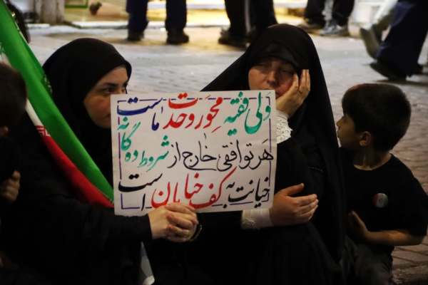میدان-پر-از-صدای-ما-پشت-رهبریم