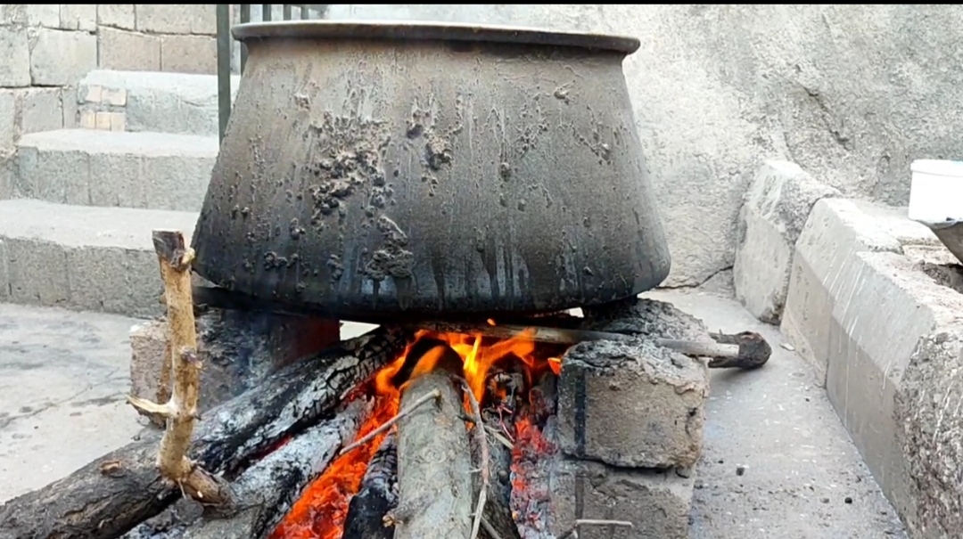 جوشش-دیگ‌های-شیره-انگور-در-ماهنشان