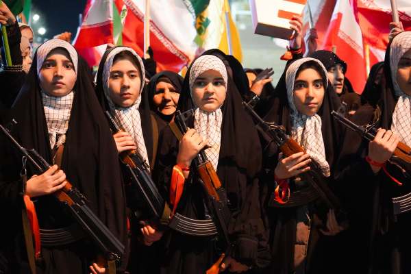 حضور-نمادین-دختران-مسلح-زنجانی-در-میدان